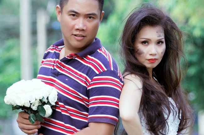 Cẩm Ly lem luốc chụp ảnh cùng chồng nhân kỷ niệm 10 năm ngày cưới